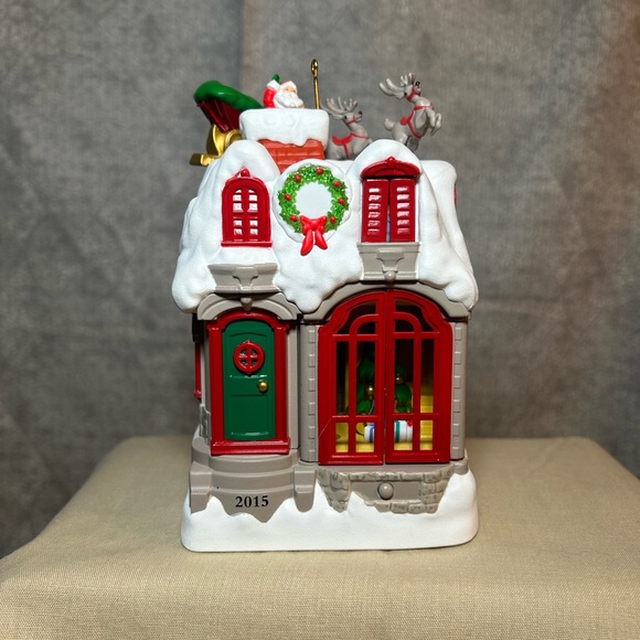 2015 Up on the Housetop Hallmark Keepsake Ornament - Picture 11 of 16